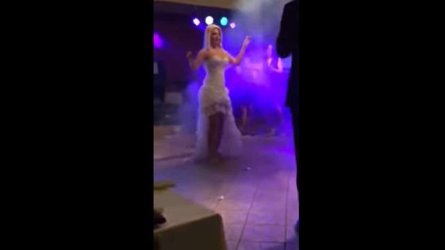 Ξεσάλωσε η νύφη: Το αισθησιακό τσιφτέτελι μπροστά στον γαμπρό που “αναστάτωσε” τους πάντες (Video)