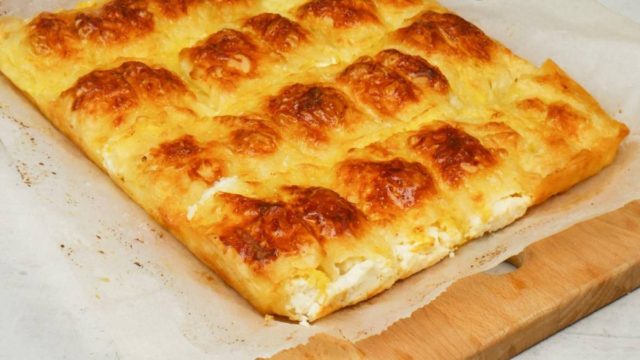 Μία συνταγή που… ζεματάει! Τυρόπιτα με φέτα και ξερή μαντζουράνα