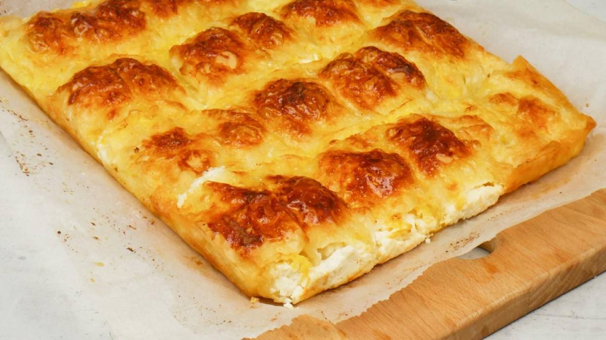Μία συνταγή που… ζεματάει! Τυρόπιτα με φέτα και ξερή μαντζουράνα