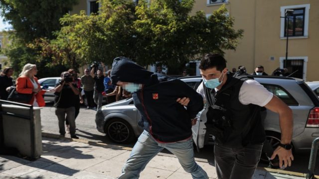 Βιασμός 12χρονης στον Κολωνό: Αναγνώρισε 10 βιαστές από φωτογραφίες ταυτότητας! Περισσότερα από 100 αρρωστημένα «ραντεβού» – Έφτασαν στην Ευελπίδων ο 53χρονος και ο 42χρονος