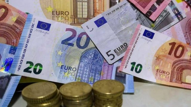Επιταγή ακρίβειας: Δες αν δικαιούσαι τα 250 ευρώ που θα δίνει η κυβέρνηση πριν τις γιορτές