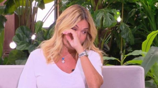 Δύσκολες ώρες για την Χριστίνα Παππά: «Είναι σαν να έβλεπα την Παναγία» – Ξέσπασε σε κλάματα «on air» (video)