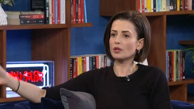 Η Γη της Ελιάς: Το αποκάλυψε για πρώτη φορά η Χρύσα Παππά! Με ποιον ηθοποιό της σειράς έκανε την πρώτη της ερωτική σκηνή