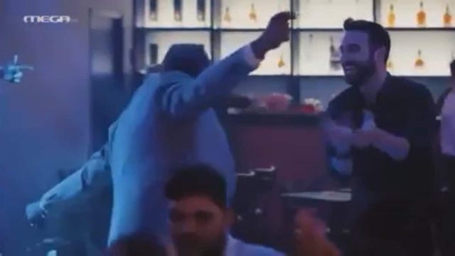 Σήκωσε όλη την πίστα στον αέρα: Το ασήκωτο ζεϊμπέκικο πρωταγωνιστή από τη «Γη της Ελιάς» που «γκρέμισε» τα τσιμέντα