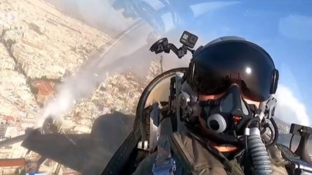 28η Οκτωβρίου: «Είμαστε και θα παραμένουμε έτοιμοι… Τιμή σε εκείνους που φυλλάτουν Θερμοπύλες» – Το συγκινητικό μήνυμα του πιλότου της ομάδας ΖΕΥΣ