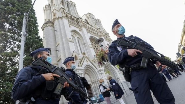 Φρίκη στην Γαλλία: Μαχαίρωσε την μητέρα του στον λαιμό και απειλούσε τον πατέρα του φωνάζοντας ”Αλλάχ Ακμπάρ”
