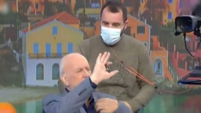Χαμός με τον Γιώργο Παπαδάκη – Σηκώθηκε από την καρέκλα να παλέψει (ΒΙΝΤΕΟ)