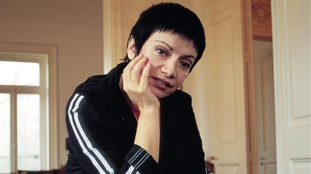 «Τη δάγκωσα στη γάμπα και την τράβηξα στο…»: Η επεισοδιακή γνωριμία της Μαλβίνας Κάραλη με τον τελευταίο της σύζυγο