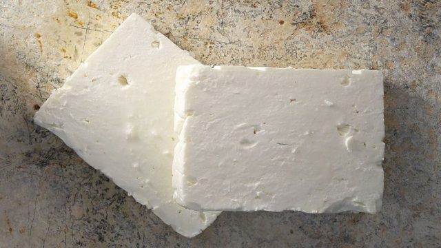 Το πανέξυπνο κόλπο για να μην μουχλιάσει το τυρί φέτα σας – Αρκεί λίγο από 1 κουζινικό υλικό