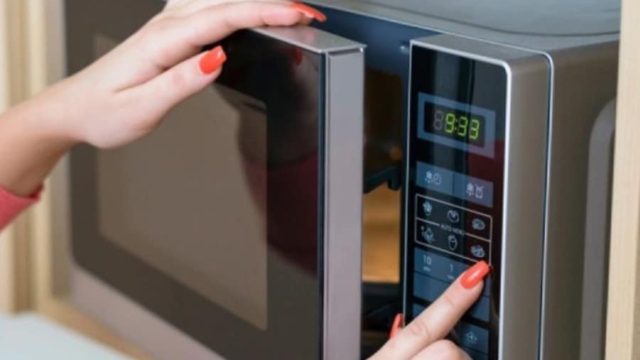 Αυτά είναι τα 10 φαγητά που άμα τα ξαναζεστάνεις στο φούρνο χάλασαν!