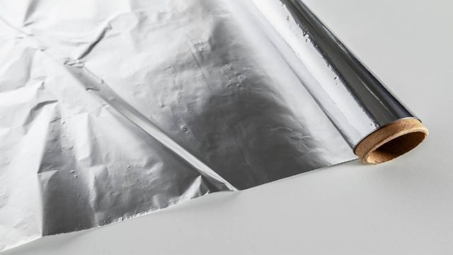 Είναι απορίας άξιο: Τελικά, υπάρχει καλή και ανάποδη μεριά στο αλουμινόχαρτο;