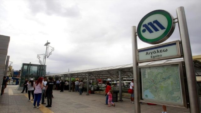 Απεγκλωβίστηκε τραυματισμένη η γυναίκα που έπεσε στις γραμμές του Μετρό Αιγάλεω – Μεταφέρθηκε στο νοσοκομείο