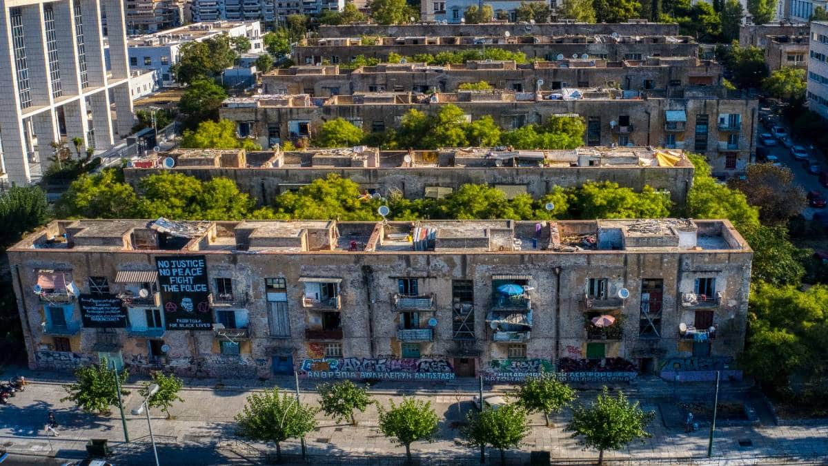 Σοβαρά επισόδια στα «Προσφυγικά»: Λιθοβολισμός και πόρτες εναντίον Αστυνομικών (video)