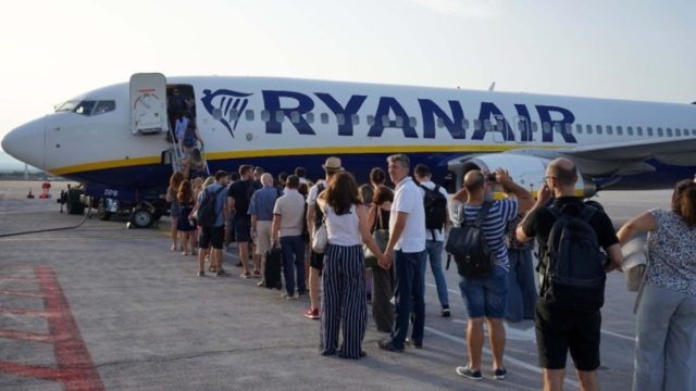 «Ελεύθερη πτώση» από Ryanair – Έσκασαν εισιτήρια για εξωτερικό από 13 ευρώ – Αναλυτικά οι πτήσεις