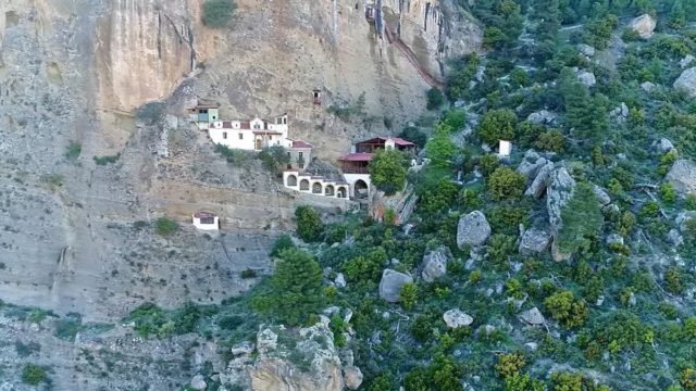 Το άγνωστο «κάθετο» μοναστήρι της Ελλάδας που ήταν πολεμικό καταφύγιο