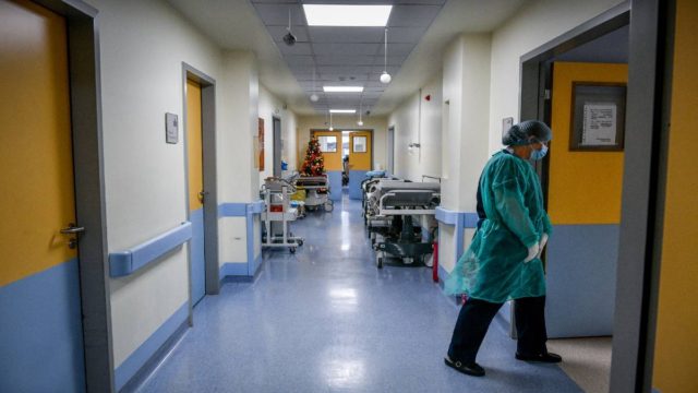 Θρήνος στην Κρήτη: 33χρονη με κορωνοϊό πέθανε μέσα σε ταξί – Είχε μόλις φτάσει στο νοσοκομείο