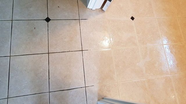 Γυαλίστε τα πλακάκια του μπάνιου με αυτό το απροσδόκητο υλικό και θα μείνετε άφωνοι με το αποτέλεσμα