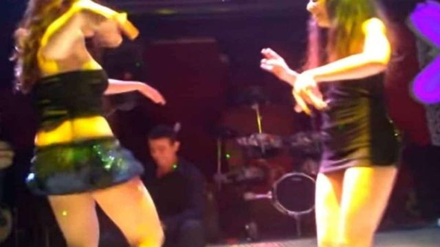 2 κορίτσια χορεύουν τσιφτετέλι και κολάζουν με τα αποκαλυπτικά ρούχα τους – Η μία είναι πασίγνωστη