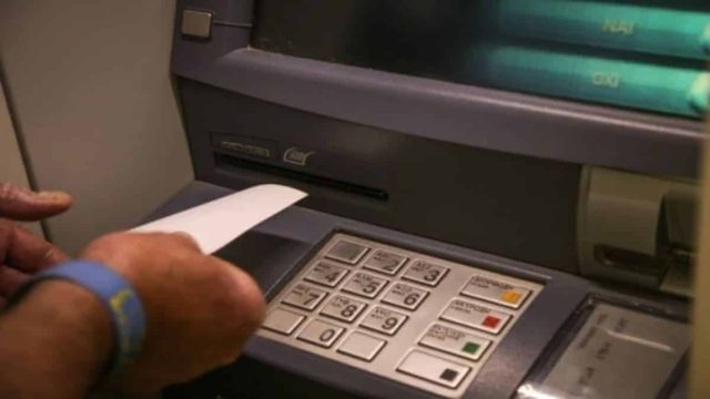«Ταράκουλο» στα ΑΤΜ: Τι θα συμβεί αν αλλάξετε PIN στην κάρτα σας; Μην το κάνετε ποτέ!
