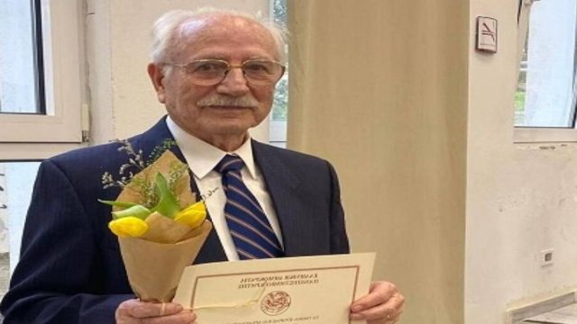 88χρονος παππούς παρέλαβε το πτυχίο του και ετοιμάζεται για το μεταπτυχιακό του – Δίπλα του η οικογένειά του