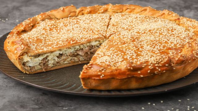 Μπελαλίδικη συνταγή για πεντανόστιμη κρητική κρεατόπιτα με ζύμη γιαουρτιού που θα συναρπάσει