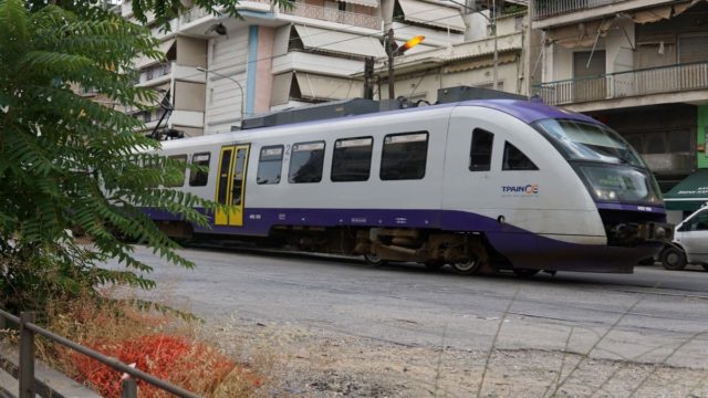 Καθυστερήσεις στα δρομολόγια του Προαστιακού στη γραμμή Πειραιάς – Λιόσια λόγω πτώσης δέντρου