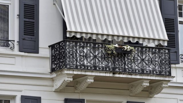 Τέντες στο μπαλκόνι: 4 tips που θα τις  κάνουν να μοιάζουν με καινούργιες