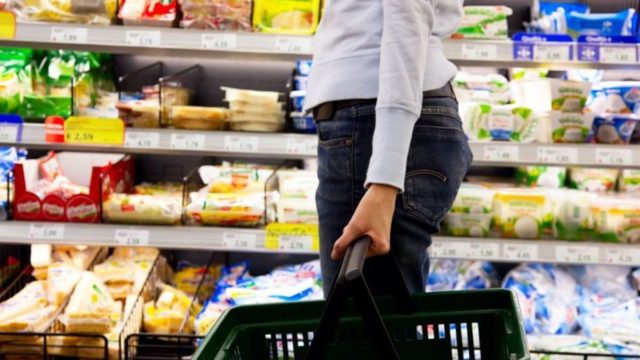 Η ακρίβεια συνεχίζει να «πνίγει» τα νοικοκυριά: Νέα μέτρα από την κυβέρνηση οδεύοντας προς τις κάλπες