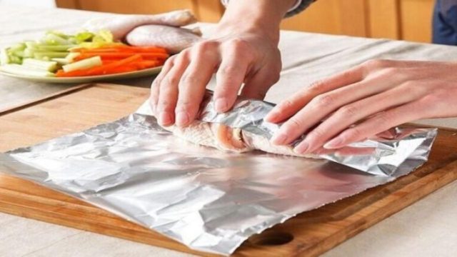 Αυτές είναι οι απαγορευμένες χρήσεις του αλουμινόχαρτου και όχι μόνο – Μετατρέπονται σε τοξικά υλικά