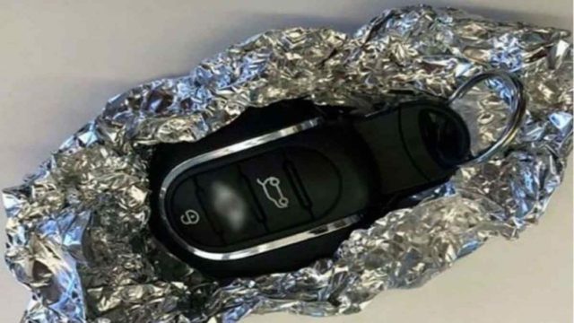 Τύλιξε το κλειδί το αυτοκινήτου με αλουμινόχαρτο – Μόλις μάθετε το λόγο θα τρέξετε να το κάνετε