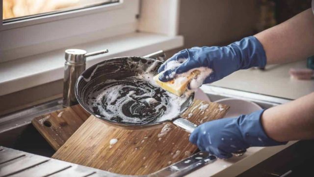 Αντικολλητικά σκεύη: Αυτός είναι ο έξυπνος τρόπος με μαγειρική σόδα και ένα υλικό για αστράφτουν από καθαριότητα