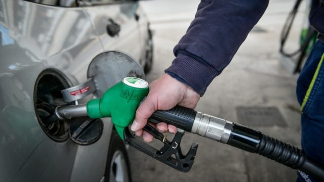 Καλπάζει η ακρίβεια: Ξανά στα ύψη η τιμή της βενζίνης – Πού ξεπέρασε τα 2,50 το λίτρο