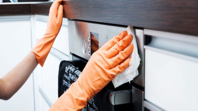 Αυτή είναι η λύση για να καθαρίσεις με φυσικό και αποτελεσματικό τρόπο τον φούρνο σου