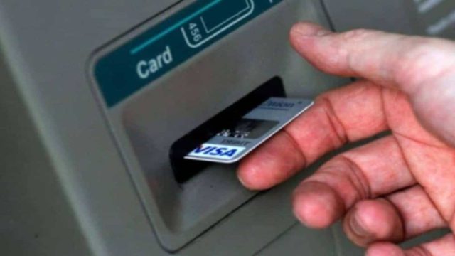 Τέλος εποχής για τις κάρτες στα ATM – Με τι θα αντικατασταθούν οριστικά
