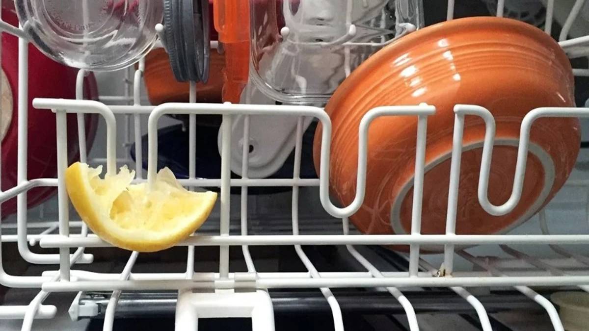 Αυτό θα συμβεί αν βάλετε μια φλούδα λεμόνι μέσα στο πλυντήριο πιάτων σας