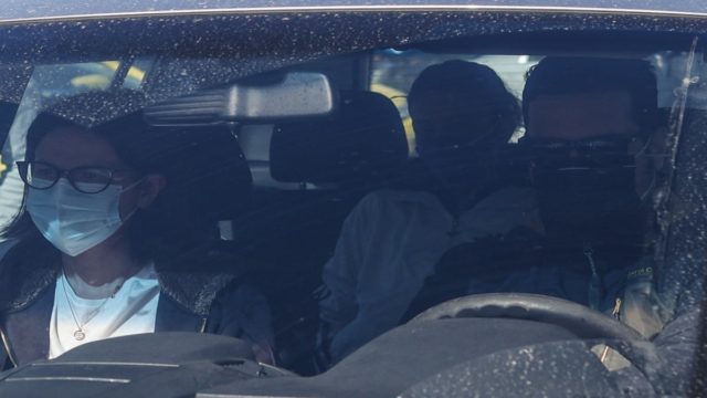 Βιασμός 12χρονης στον Κολωνό: Η πρώτη δήλωση της προφυλακισμένης μητέρας του κοριτσιού – Διαβάζει βίους Αγίων και της πετάει τσιγάρα η Ρούλα Πισπιρίγκου (video)