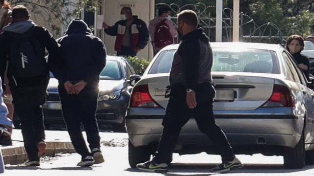 Βιασμός 12χρονης στον Κολωνό: Στη φυλακή ο 55χρονος προπονητής ακαδημιών ποδοσφαίρου – Πότε οδηγείται στον ανακριτή ο 43χρονος ηλεκτρολόγος