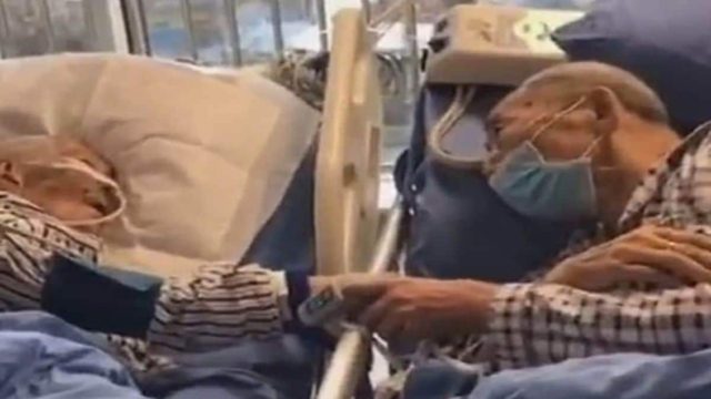 Παππούς αγγίζει το χέρι της 85χρονης γιαγιάς στο νοσοκομείο για τελευταία φορά! ” Μπορεί να μην την ξαναδώ σε αυτή την ζωή…”
