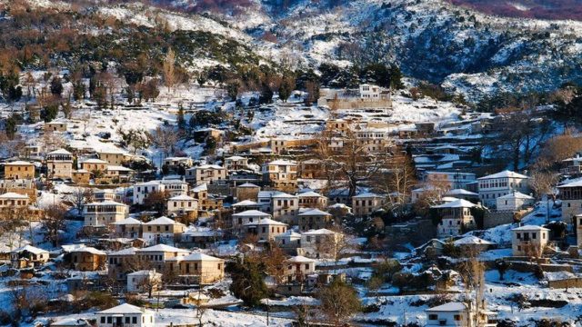 “Λευκά” Χριστούγεννα στην Ελλάδα: 3 ελληνικά ορεινά χωριά που θα χορτάσετε χιόνι με το κουταλάκι