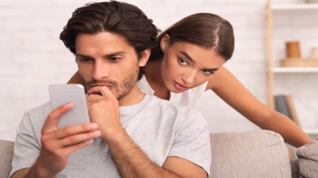 Ζηλιαρόγατοι μέχρι το κόκκαλο: Αυτά είναι τα 4 ζώδια που δεν μπορούν να συγκρατήσουν με τίποτα την ζήλια τους