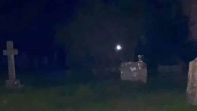 Ζευγάρι πήγε σε νεκροταφείο και τράβηξε ΑΥΤΗ την φωτογραφία πάνω από τάφο! Μόλις την κοίταξαν καλύτερα πάγωσαν