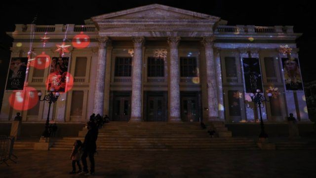 Δημοτικό Θέατρο Πειραιά: Κατέρρευσε μέρος της σκηνής – Tραυματίστηκαν μαθητές