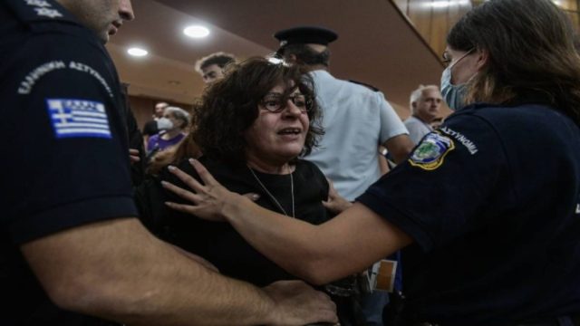 Δίκη Χρυσής Αυγής: «Είδα τον Παύλο πεσμένο, χτυπημένο, στην αγκαλιά της Χρύσας! Μου είπε ότι τον μαχαίρωσαν» – Σοκαριστική κατέθεσε φίλου του (Video)