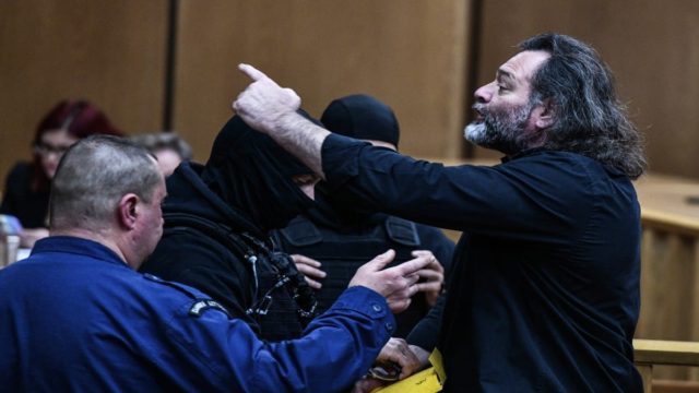 Δίκη Χρυσής Αυγής: «Είστε ανάξιοι να δικάσετε, είστε ανθρωπάκια» – Έξω φρενών ο Γιάννης Λαγός ξεσπάει στην δικαστική αίθουσα