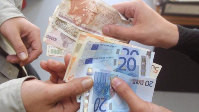 Μιλάμε για πολλές χιλιάδες ευρώ: Γνωρίζετε πόσο πωλούνται οι δραχμές σήμερα;