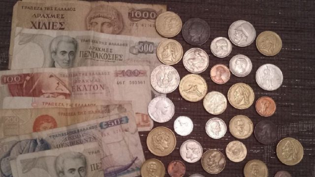 Βρίσκονται στα συρτάρια όλων των Ελλήνων: Το τρελό ποσό δραχμών σε ευρώ που έχουμε ακόμη στην κατοχή μας!