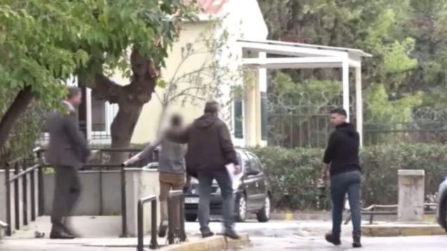 Μάνδρα: Ελεύθερος μετά την απολογία του ο 14χρονος που σκότωσε τον 17χρονο αδερφό του – Η πρώτη ποινή που του επιβλήθηκε (video)