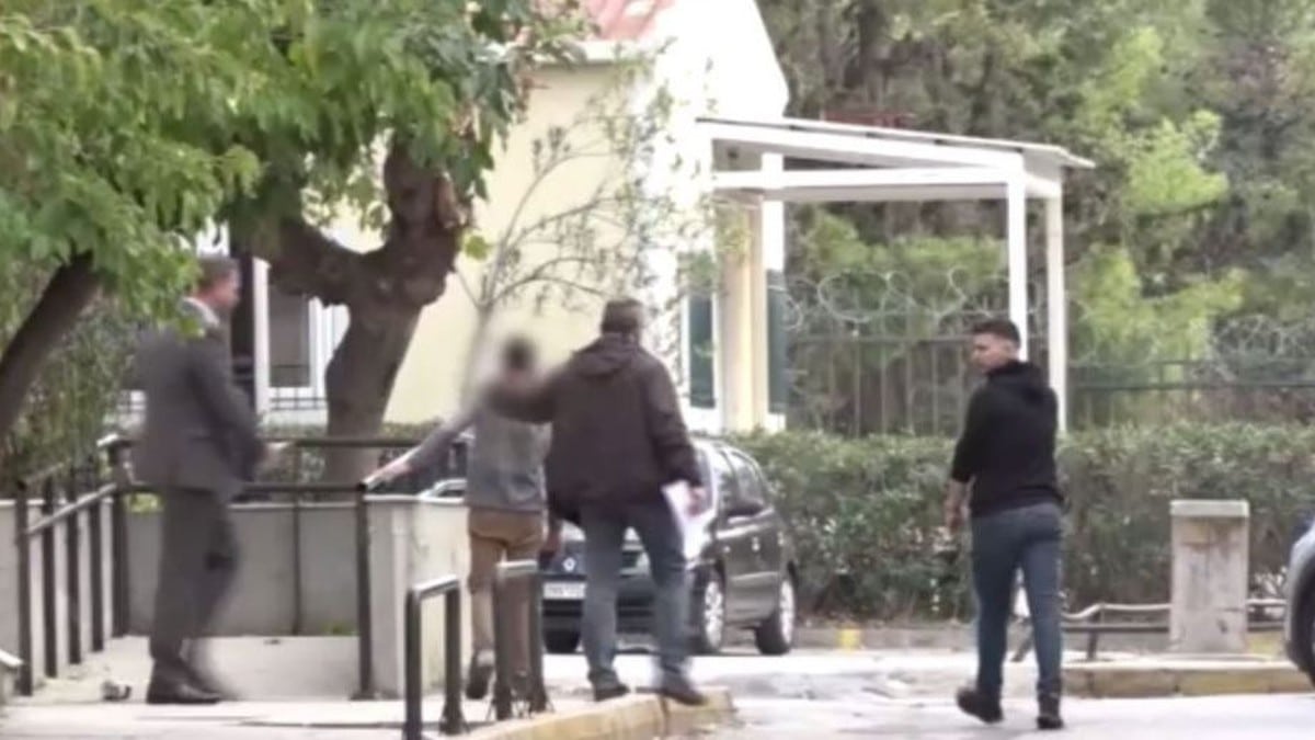 Μάνδρα: Ελεύθερος μετά την απολογία του ο 14χρονος που σκότωσε τον 17χρονο αδερφό του – Η πρώτη ποινή που του επιβλήθηκε (video)