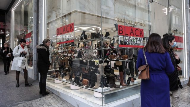 Η φωτογραφία της ημέρας: Όλοι στη… μάχη των εκπτώσεων