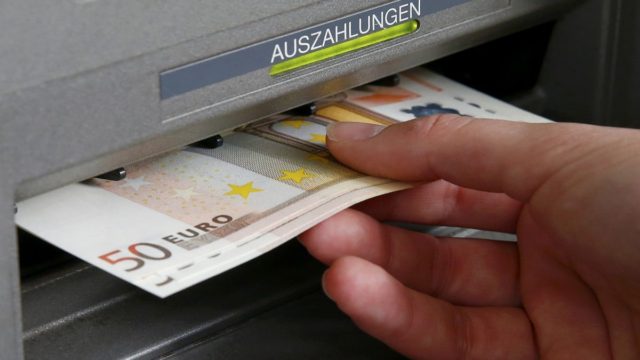 Έκτακτο επίδομα 210 ευρώ στα ΑΤΜ – Ποιοι το εισπράττουν άμεσα